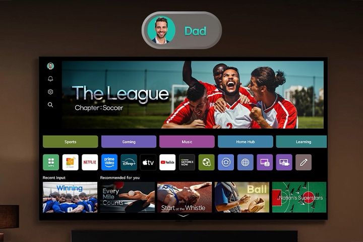 LG Smart TV mit webOS-Startbildschirm auf der rechten Seite und einem schwebenden Profilbild auf der linken Seite, das vom Vater zur Mutter übergeht, wobei personalisierte Benutzerkonten und ma?geschneiderte Inhaltsempfehlungen hervorgehoben werden.