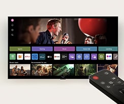 LG webOS-Oberfl?che mit der AI Magic Remote im Vordergrund. Die Miniaturansichten auf der Benutzeroberfl?che zeigen personalisierte Inhaltsempfehlungen von AI Voice ID.