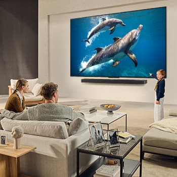 Auf einem LG TV-Bildschirm werden Science-Fiction-Inhalte abgespielt. Auf dem Bildschirm befindet sich die Benutzeroberfl?che des AI Chatbots. Der Benutzer hat dem Chatbot mitgeteilt, dass der Bildschirm zu dunkel ist. Der Chatbot bot L?sungen für die Anfrage an. Die gesamte Szene ist in zwei H?lften geteilt. Die eine Seite ist dunkler, die andere Seite heller und zeigt, wie der AI Chatbot das Problem für den Nutzer automatisch gel?st hat. Der Text erkl?rt, dass der Al Chatbot die Absicht des Benutzers verstehen und L?sungen zur Fehlerbehebung anbieten kann.