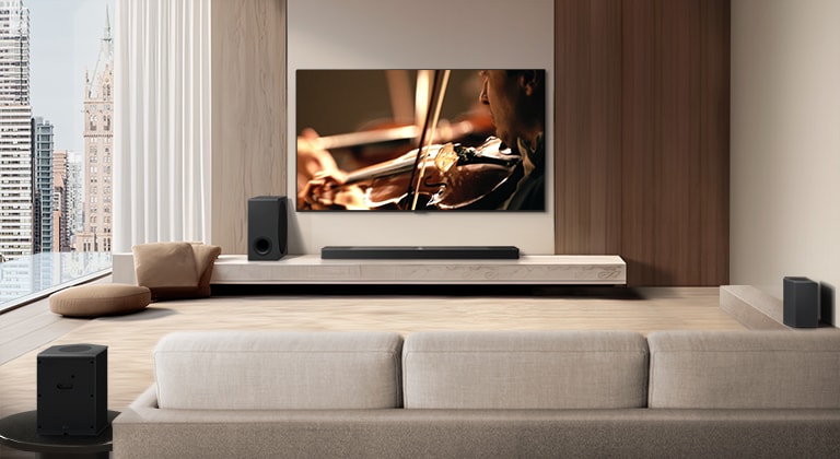 LG TV, LG Soundbar, ein Subwoofer und hintere Lautsprecher stehen in einer modernen Stadtwohnung. Der Hintergrund wird gedimmt und ein Raster wird über das Bild des LG TVs gelegt, wie ein Scan des Raums. Eine gepunktete Linie geht von einem der hinteren Lautsprecher aus, um die lineare Anordnung der beiden hinteren Lautsprecher zu zeigen. Wei?e Klangkugeln fügen sich zu Wellen zusammen und füllen den Raum mit Klang.