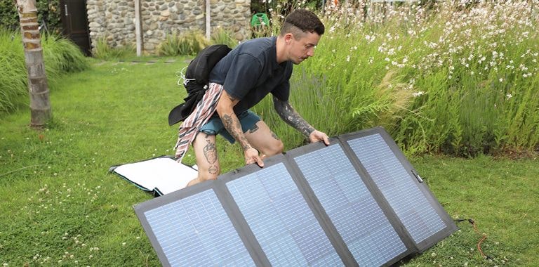 Ein Mann h?lt ein Solarpanel