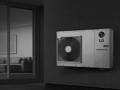 Panoramablick auf ein zweist?ckiges, beleuchtetes Haus mit einem gro?en Fenster und einem dreieckigen Dach.