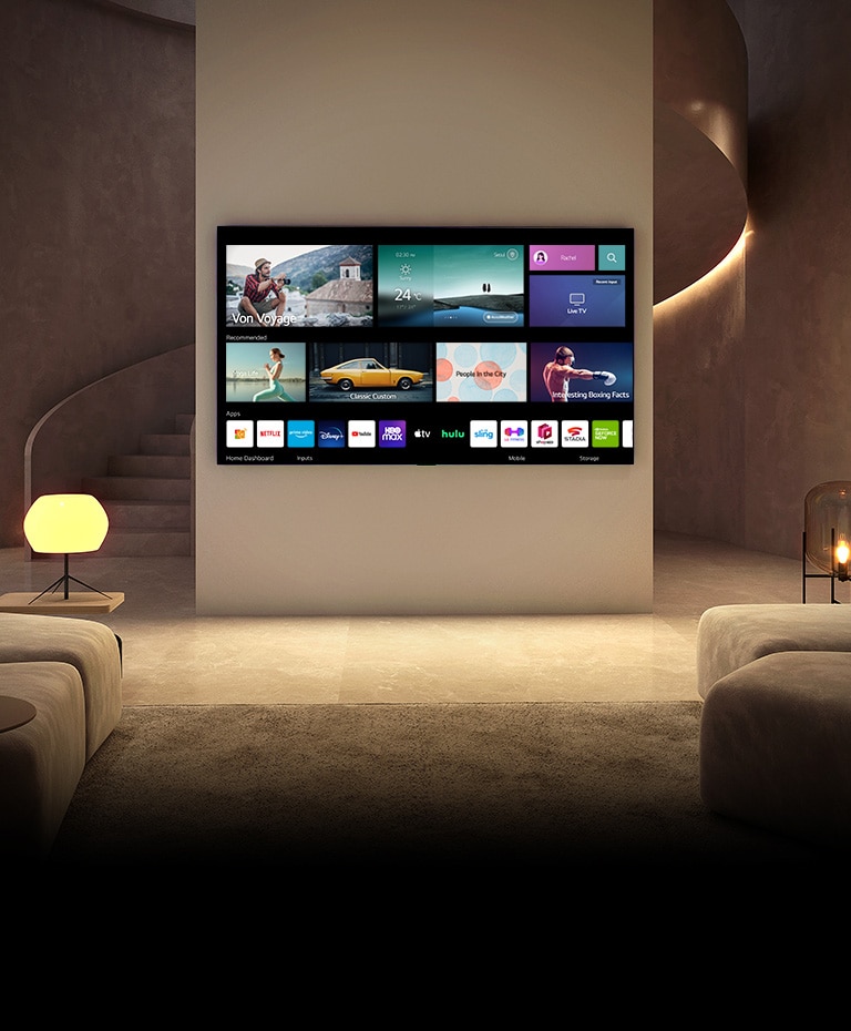 Ein Fernseher h?ngt in einem luxuri?sen Wohnzimmer. Der Fernseher schaltet sich ein und zeigt den Startbildschirm an, w?hrend der Raum auch heller wird.