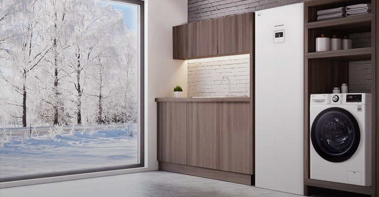 Drau?en vor dem Fenster liegt Schnee, und im Haus steht ein Ger?t.