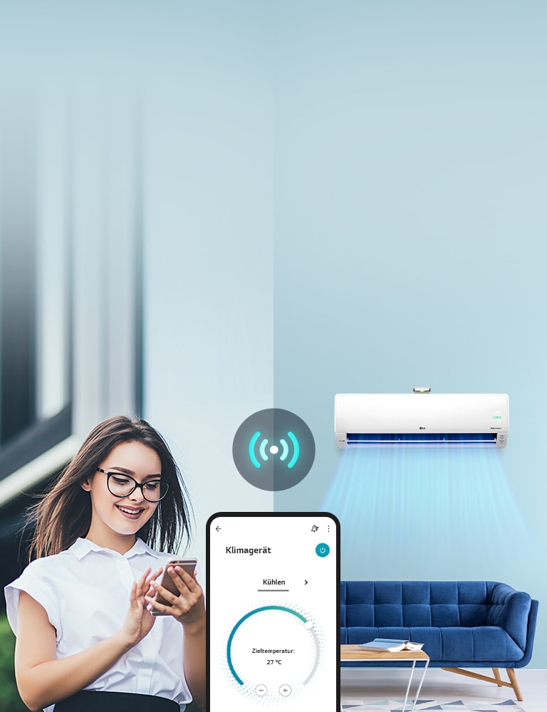 Die Frau befindet sich drau?en und stellt über ihr Smartphone die Klimaanlage im Haus ein.