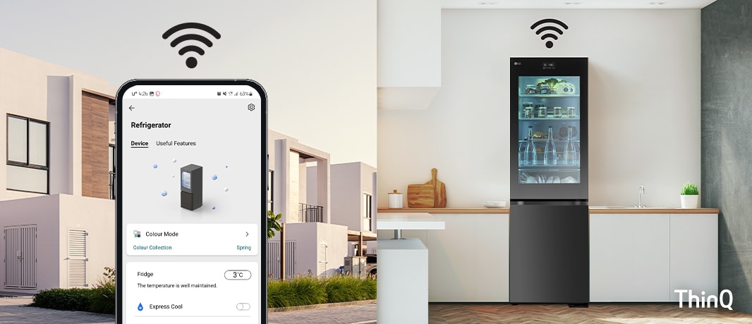 Geteiltes Bild eines Mobiltelefons, das den Bildschirm der App zur Steuerung des Kühlschranks im Au?enbereich zeigt, und ein Bild des Küchenhintergrunds, auf dem der Kühlschrank steht.