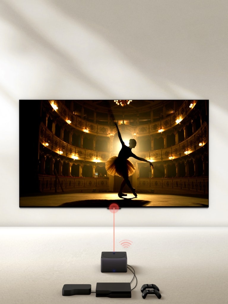 Der LG SIGNATURE OLED M4 aus einem hohen Winkel in einem dunklen, von einem Scheinwerfer beleuchteten Raum, mit mehreren Konsolen und Ger?ten, die mit unordentlichen Kabeln verbunden sind, bevor diese verschwinden. Die Zero Connect Box wird eingeblendet, mit ordentlich organisierten Ger?ten und Konsolen dahinter. Ein rotes Wi-Fi-Signal erscheint und ein roter Strahl strahlt in Richtung des Fernsehers, w?hrend die Perspektive nach unten schwenkt, um eine vollst?ndige Ansicht des Fernsehers zu zeigen.
