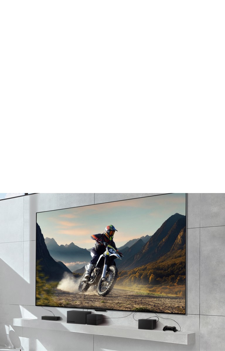 LG OLED evo M4, sumontuotas ant sienos, kurioje matomas ?mogus, va?iuojantis motociklu purvinu keliu, o apa?ioje esan?iais netvarkingais laidais prie televizoriaus prijungti prietaisai. ?renginiai i?nyksta, o priartinus vaizd? matomas ?viesus, modernus gyvenamasis kambarys ir ant stalo pad?ta ?Zero Connect Box“ d??ut? su tvarkingai i?d?liotais ?renginiais. Vaizdas trumpam patams?ja ir i?ry?k?ja ?Zero Connect Box“ ir ?renginiai. Pasirodo raudonas ?Wi-Fi“ signalas ir ? televizori? sklinda raudonas spindulys, ir pasirodo raudoni apskritimai.
