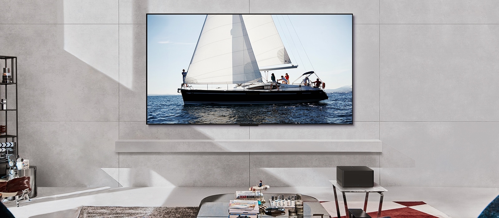 LG OLED evo M4 ir LG Soundbar modernioje gyvenamojoje patalpoje dienos metu. Laivo vandenyne vaizdas ekrane rodomas idealiu ry?kumo lygiu.