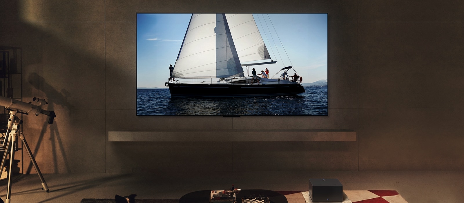 LG OLED evo M4 ir LG Soundbar modernioje gyvenamojoje patalpoje nakties metu. Laivo vandenyne vaizdas ekrane rodomas idealiu ry?kumo lygiu.