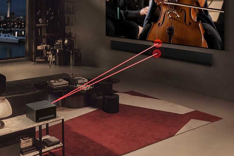 LG OLED evo M4 ekrane groja koncertas, o prie?ais stovi ?Zero Connect Box“. Vir? ?Zero Connect Box“ pasirodo raudonas ?Wi-Fi“ signalas, o du raudonos ?viesos spinduliai sklinda ? televizori? ir LG Soundbar.