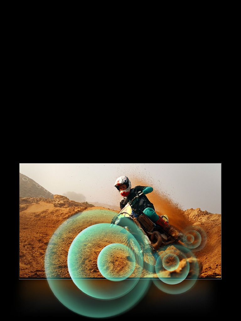 Ein Mann f?hrt auf einem Motorrad auf einer unbefestigten Stra?e mit hellen Kreisgrafiken um das Motorrad herum.