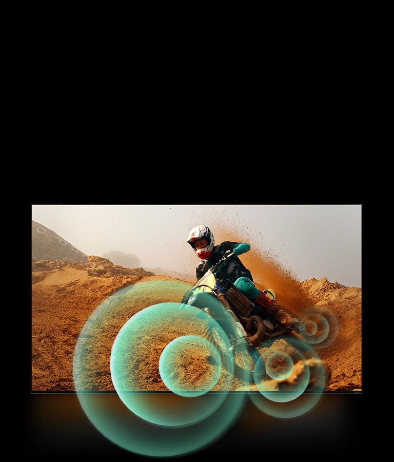 Ein Mann f?hrt auf einem Motorrad auf einer unbefestigten Stra?e mit hellen Kreisgrafiken um das Motorrad herum.