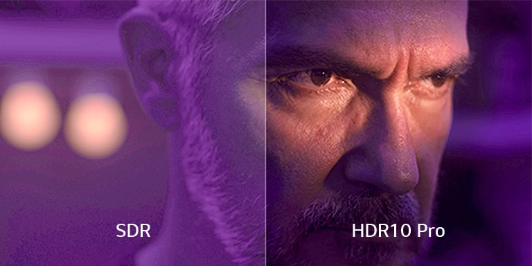In einem lila get?nten, schattigen Raum sehen wir die Nahaufnahme des Gesichts eines Mannes auf einem geteilten Bildschirm. Links steht ?SDR“ und das Bild ist unscharf. Rechts steht ?HDR10 Pro“ und das Bild ist klar und scharf definiert.