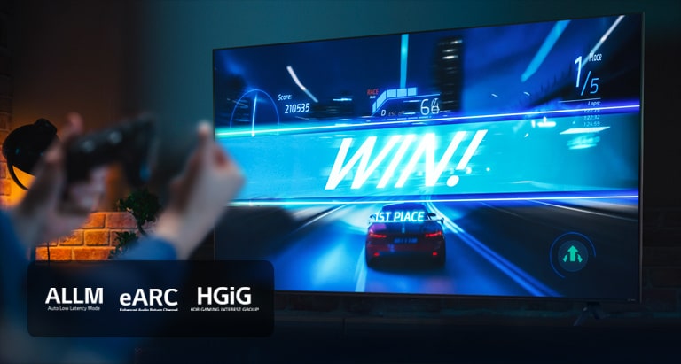 Ein Autorennspiel auf der Ziellinie, mit der Aufschrift ?WIN!“, w?hrend der Spieler den Controller umklammert. Unten links sehen wir das ALLM-, eARC- und HGiG-Logo.