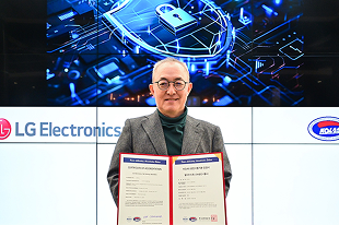 Führungskraft von LG Electronics h?lt ein Akkreditierungszertifikat für Cybersicherheit, im Hintergrund eine digitale Sicherheitsgrafik.