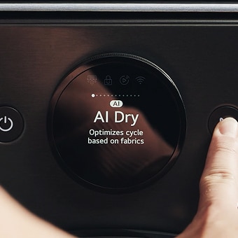 Benutzer w?hlt den AI-Trockenzyklus am LG Trockner über den digitalen Drehregler aus.