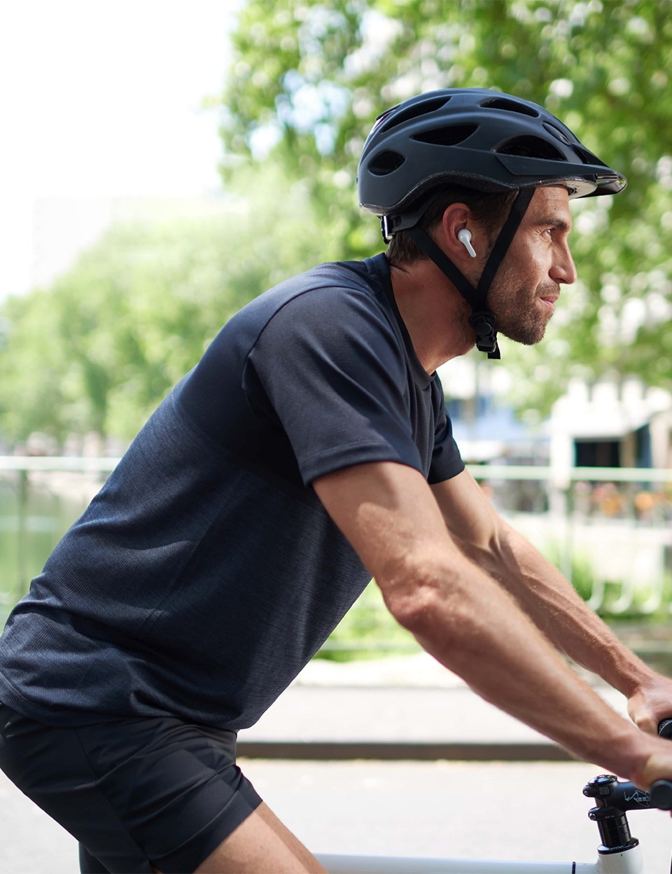 Ein Mann, der ein Fahrrad mit Ton Ohrh?rern Reiten