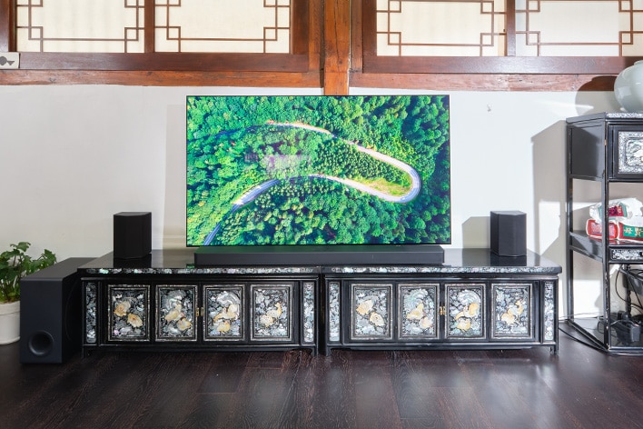 Der Fernseher steht im Wohnzimmer.