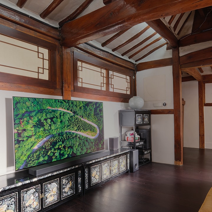 Das Video zeigt einen Gast in einem Hanok-G?stehaus, der einen Film schaut, Musik h?rt und das Frühstück mit LG-Ger?ten genie?t.