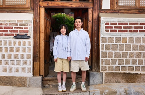 Die Gastgeber stehen vor dem Hanok-G?stehaus.