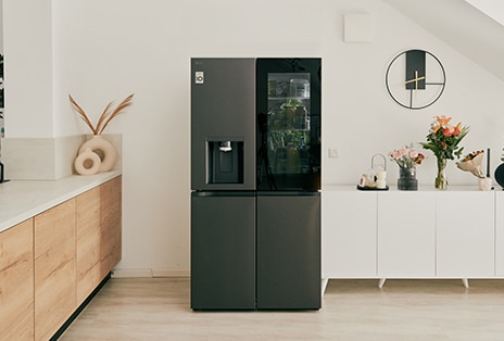 Kühlschrank in einer Küche platziert.