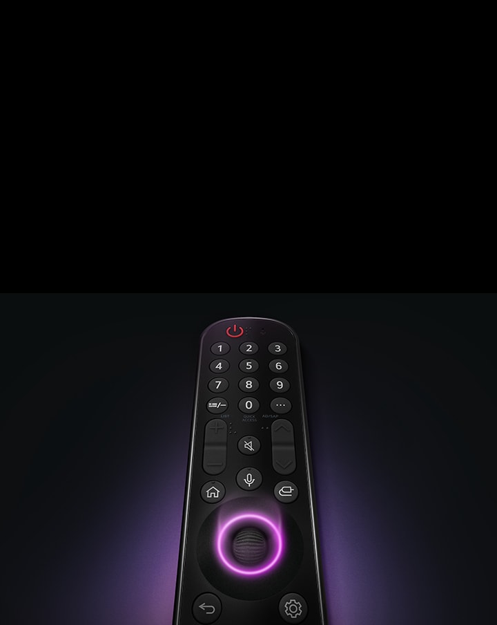 Um LG Magic Remote com o bot?o circular central, enquanto uma luz roxa neon irradia ao redor do bot?o para destacá-lo. Um brilho roxo suave envolve o controle remoto sobre um fundo preto.