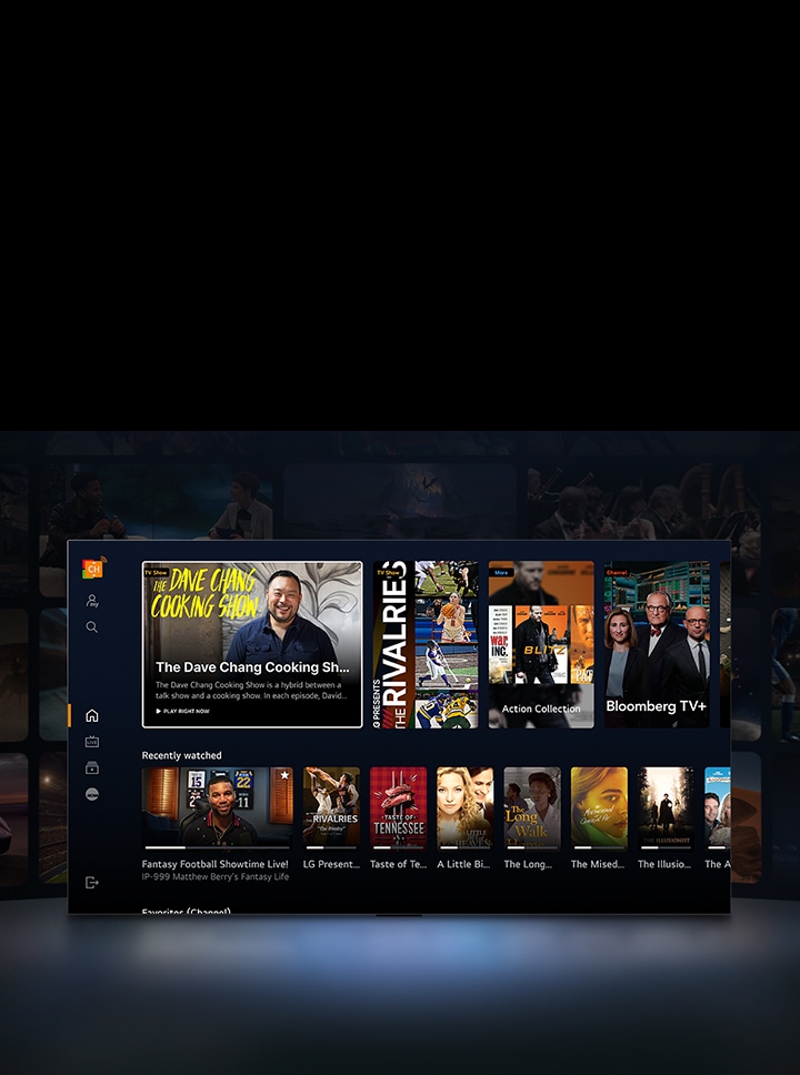 Uma LG TV em primeiro plano mostrando uma sele??o de miniaturas de filmes e programas de TV. Os textos “Cole??o de a??o”, “Bloomberg TV+” e “Assistidos recentemente” aparecem na imagem. O espa?o em frente à TV está levemente iluminado como se fosse pela luz da TV. Atrás da TV, no escuro, há mais miniaturas de filmes e programas de TV.