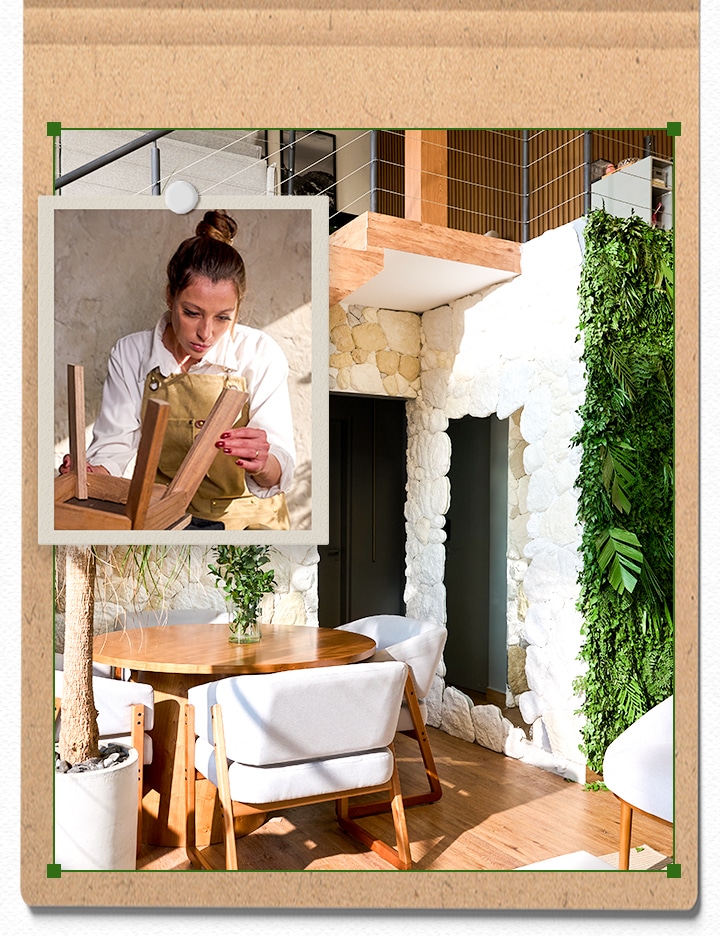 Carol consertando uma cadeira de madeira, ao lado de um ambiente aconchegante com poltronas brancas e decora??o natural.