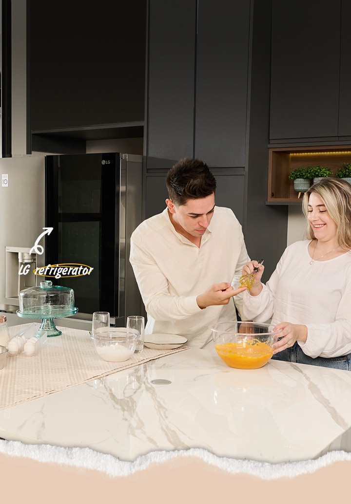 Casal cozinhando uma refei??o simples na cozinha.