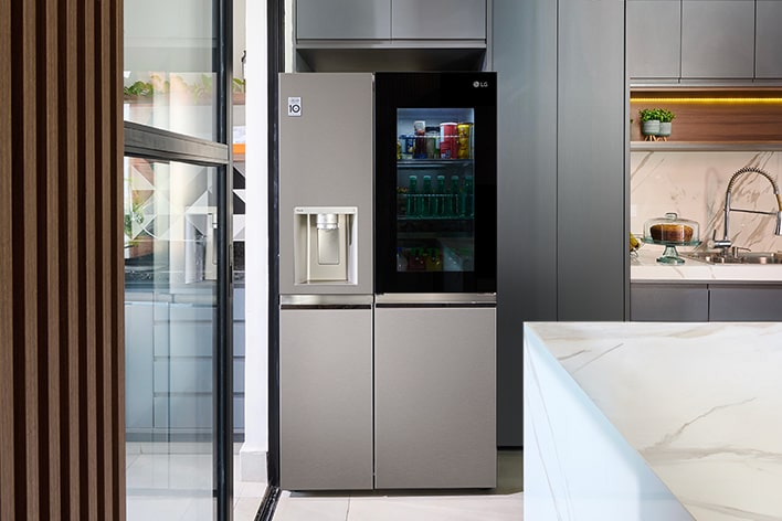 Geladeira prateada demonstrando refrigera??o linear cooling.