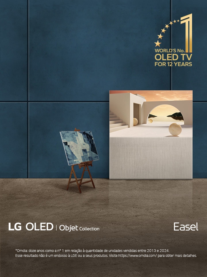 Uma LG OLED Easel TV está apoiada em uma parede. Ao lado, há uma pintura real em um cavalete. O design da TV faz com que ela pare?a uma obra de arte real em um cavalete. O emblema “A OLED TV número 1 do mundo por 12 anos” é exibido no canto da tela. Os logotipos LG OLED, Objet Collection e Easel também s?o exibidos na tela.