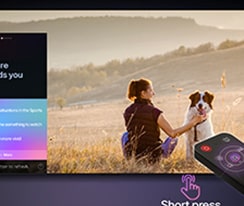 Um LG AI Magic Remote em frente à tela de uma LG TV. Uma sauda??o personalizada da LG AI é exibida na tela, com palavras-chave personalizadas baseadas na pesquisas do usuário e no histórico de visualiza??o. Junto ao controle remoto há um ícone e um rótulo mostrando que a funcionalidade AI Concierge é facilmente acessível com um breve toque no bot?o AI. 