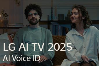 O título é visível, LG AI TV 2025, Al Voice ID. Um homem e uma mulher est?o sentados em um sofá, segurando um controle remoto de TV.
