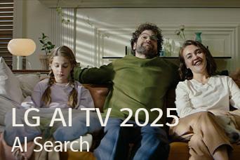 O título é visível, LG AI TV 2025, Al Search. Uma família de três pessoas está sentada no sofá da sala de estar