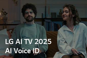 O título é visível, LG AI TV 2025, Al Voice ID. Um homem e uma mulher est?o sentados em um sofá, segurando um controle remoto de TV.