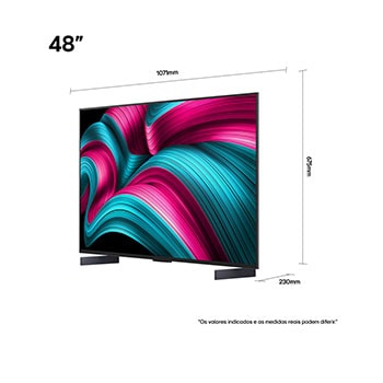 Sala de estar com uma LG OLED TV montada na parede. A TV exibe uma cadeia de montanhas contra um céu escuro e estrelado. A cena é dividida ao meio para mostrar como a tecnologia Preto perfeito oferece níveis de preto verdadeiros, independentemente de estar claro ou escuro ao seu redor. Um lado da cena mostra uma vers?o mais opaca e acinzentada da paisagem, a tela denominada Preto imperfeito. Do outro lado, há uma imagem mais agradável, com uma faixa dinamica maior de pretos e brancos. Esta é a tela denominada Preto perfeito. O logotipo de certifica??o também é visível: a tecnologia Preto perfeito oferece níveis de preto menores ou iguais a 0,24 nit até 500 lux. Há um bal?o de texto ao seu lado que diz: verifique a marca de certifica??o Preto perfeito.