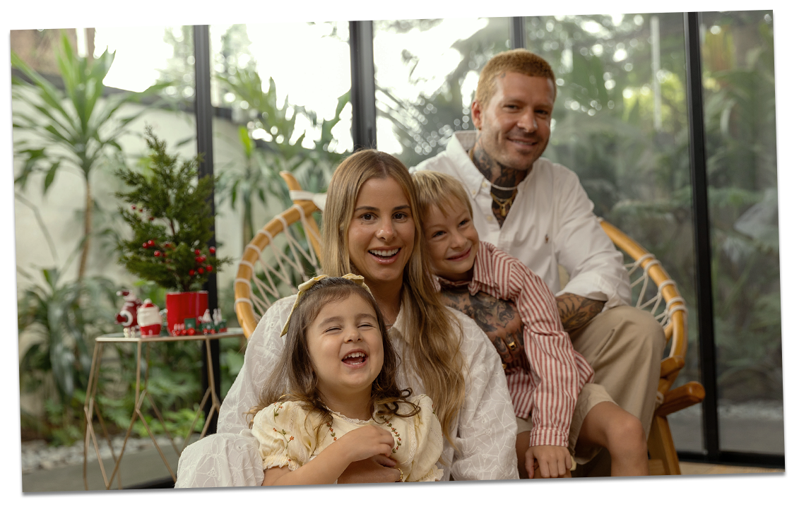 Família aproveitando uma aconchegante e memorável temporada de férias. Um casal e crian?as est?o sorrindo.