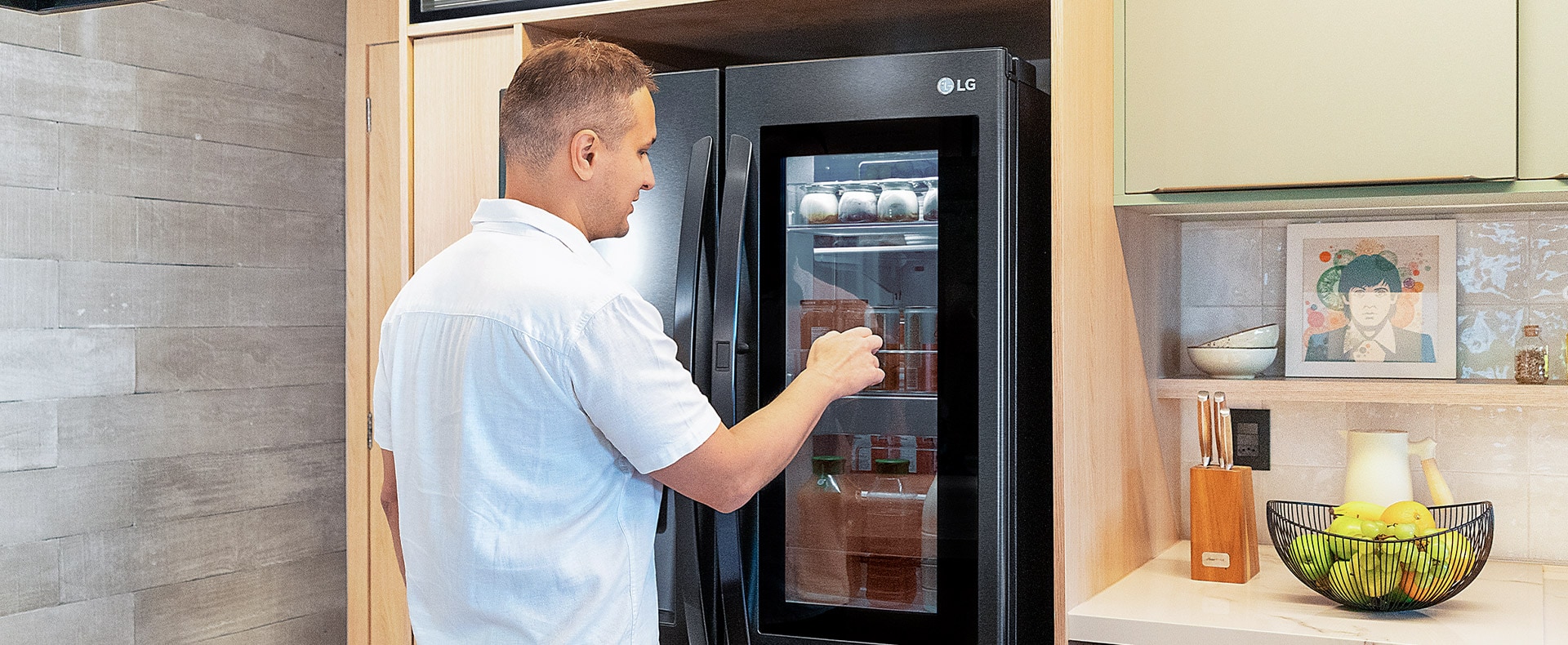 Bruno batendo na porta do refrigerador LG InstaView Door-in-Door.
