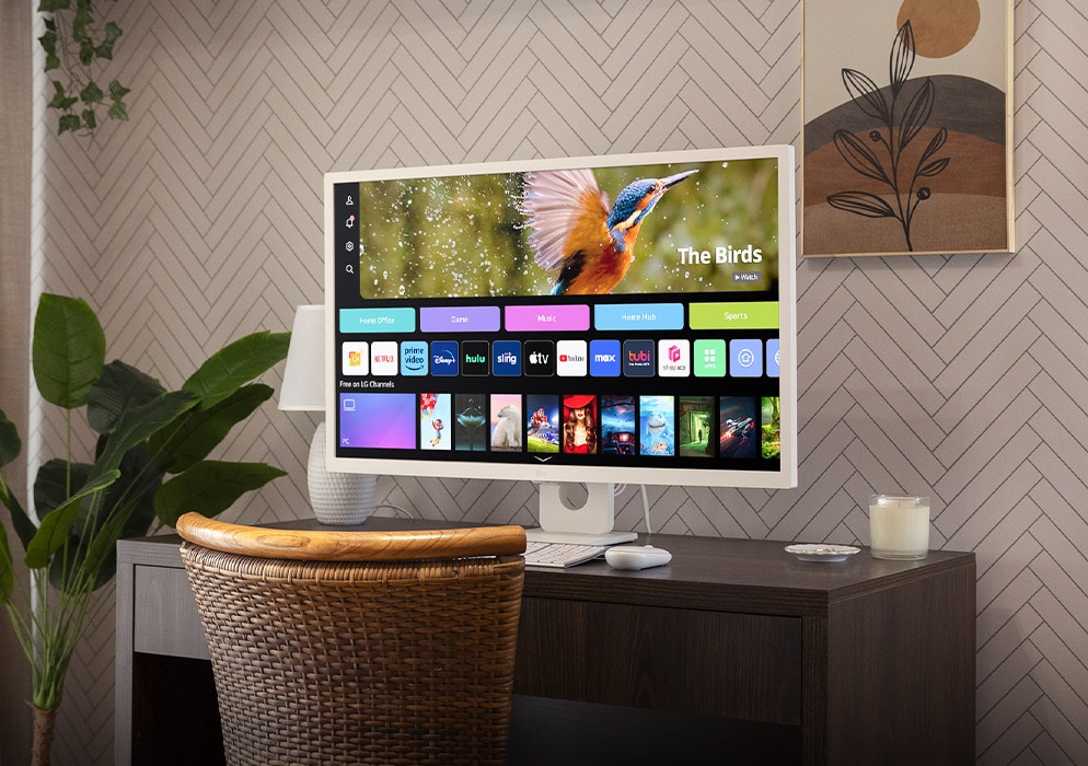 Monitor LG MyView Smart na mesa, com WebOS na tela.