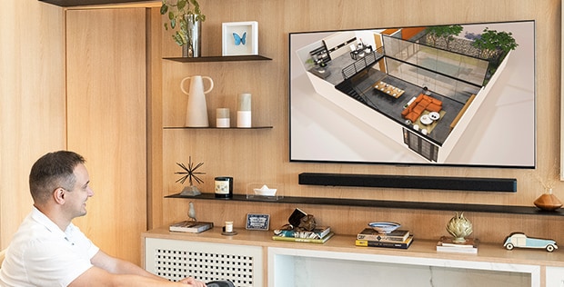 Bruno está assistindo à TV LG OLED G4 na sala de estar.