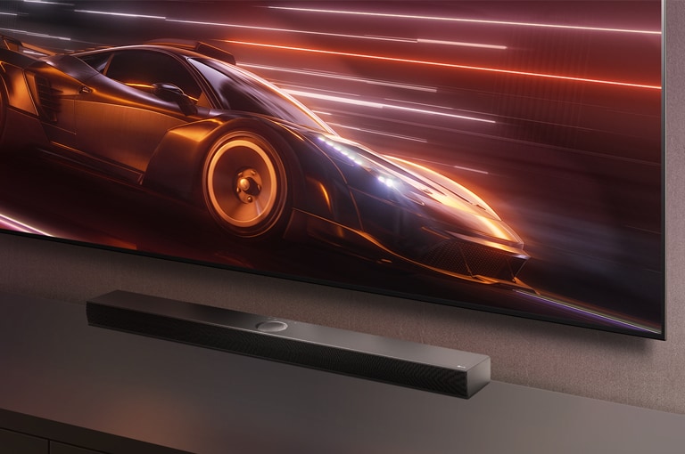 LG Soundbar e LG TV s?o exibidos juntos. Um jogo de carros de corrida é exibido na tela.