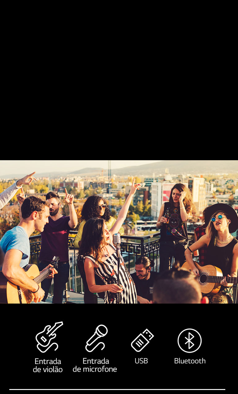 Pessoas est?o curtindo um show acústico com a LG XBOOM XL7S. Abaixo da imagem, há um viol?o