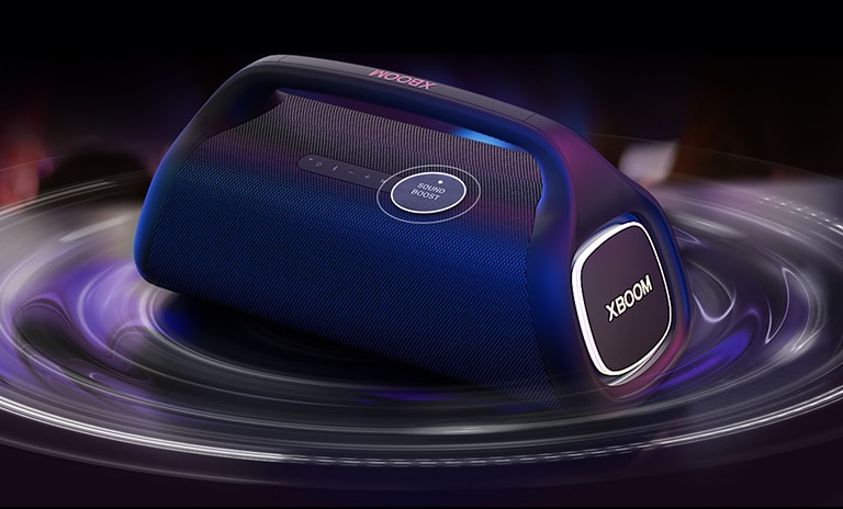 O LG XBOOM GO XG9 está colocado em uma mesa. O bot?o Sound Boost aparece ampliado, e há efeitos de ondas sonoras por baixo da caixa de som. Reproduza o vídeo.
