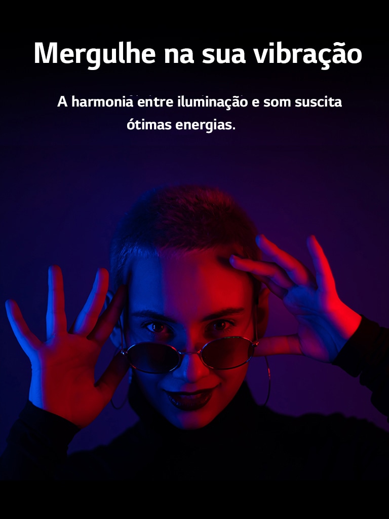 Mulher faz pose em ilumina??o vívida.