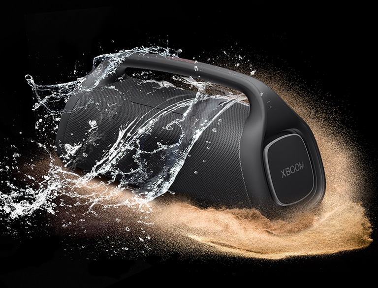 Dois LG XBOOM Go XG9 est?o dispostos num espa?o infinito. Um mostra ser à prova de água, o outro, à prova de poeira.