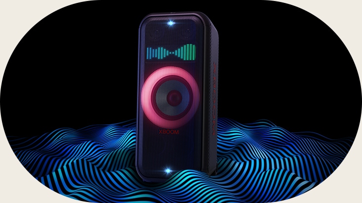 O LG XBOOM XL7T está no espa?o infinito. A ilumina??o vermelha do woofer e as luzes estroboscópicas duplas est?o ligadas. Na parte superior do alto-falante, um equalizador de som é exibido. Ondas sonoras est?o saindo da parte inferior do alto-falante para enfatizar seus graves profundos.