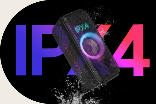 Vis?o diagonal do alto-falante. água é pulverizada sobre o produto, para enfatizar a classifica??o IPX4. Uma palavra 'IPX4' está escrita atrás para fins de design.