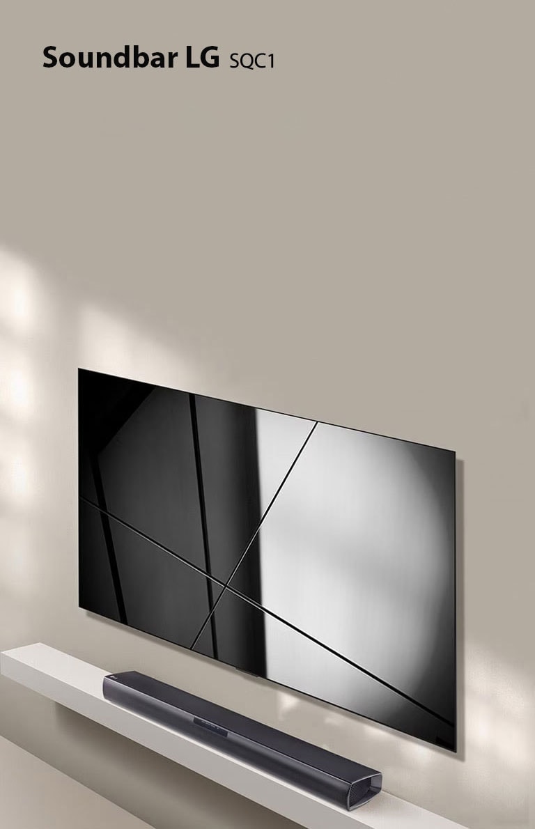 A barra de som LG SQC1 e a TV LG est?o colocadas juntas na sala de estar. A TV está ligada, exibindo uma imagem gráfica.