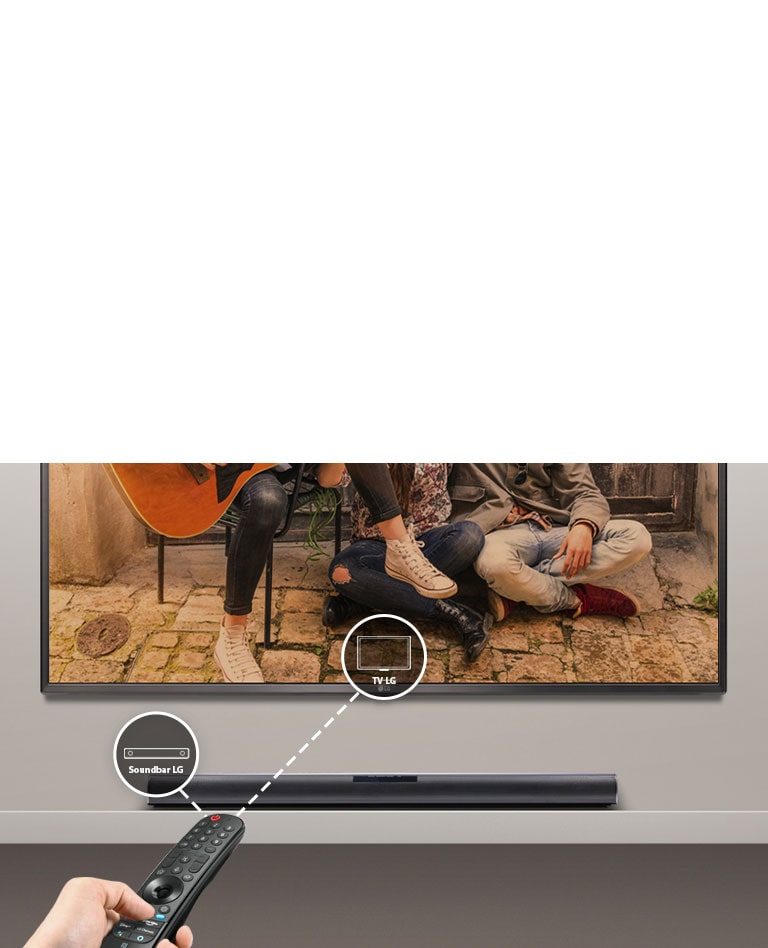 Há um controle remoto LG na m?o de alguém, controlando a TV e a barra de som ao mesmo tempo. Há ícones da TV LG e da barra de som LG.